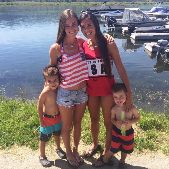 Profile Picture of Lisa Laslovich (@lisa_laz) on Poshmark