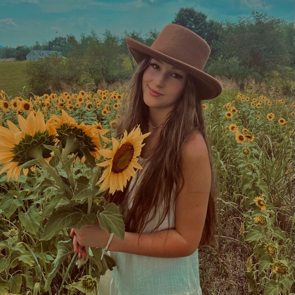 Profile Picture of Alyssa Grogan (@agrogan23) on Poshmark