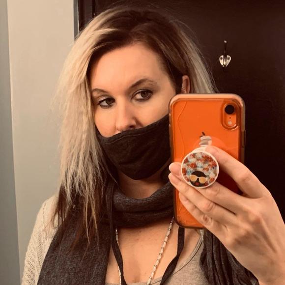 Heather M - Poshmark Profile Picture of Heather M (@heatherlc212) on Poshmark