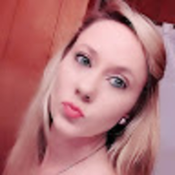 Profile Photo of Amy Denise (@queenamy1982) on Poshmark