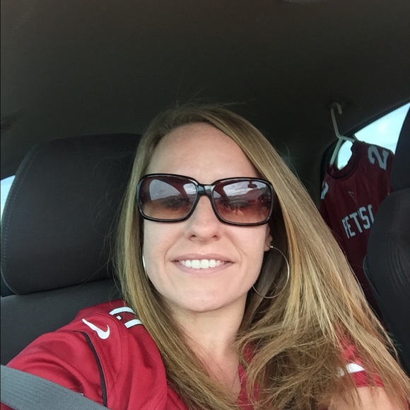 Profile Picture of Ronni Wade (@ronniwade) on Poshmark
