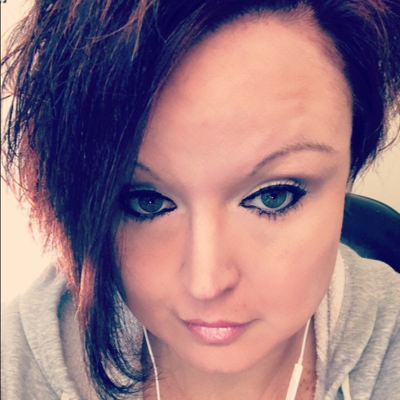 Profile Picture of Tina Kosier (@tkosiee) on Poshmark