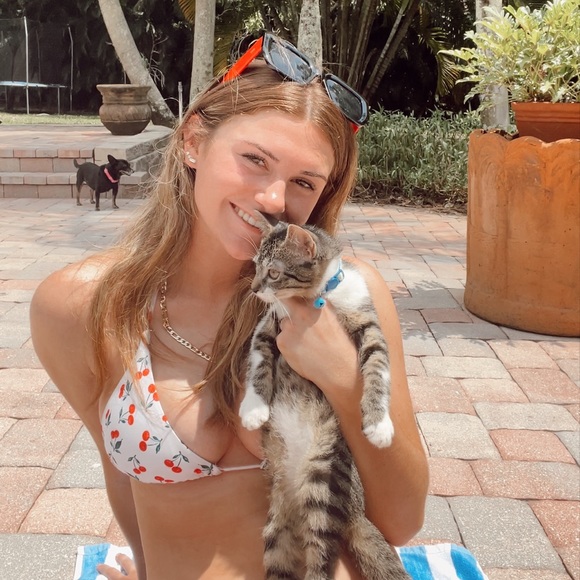 Profile Picture of Danielle Brezak (@dbrezak) on Poshmark