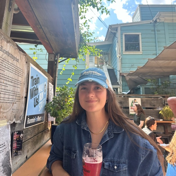 Profile Picture of Julia Spowart (@juliaspowart) on Poshmark