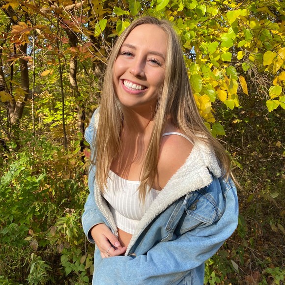 Profile Picture of Hayley Redmann (@hredmann5) on Poshmark