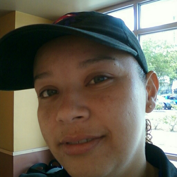 Profile Picture of Isalis Nieves (@isalianis) on Poshmark