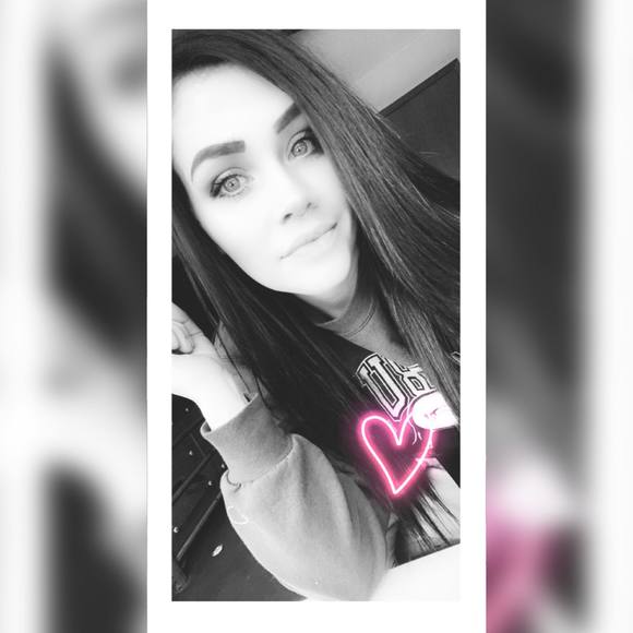 Profile Picture of Amber Deckert (@amberd1234) on Poshmark
