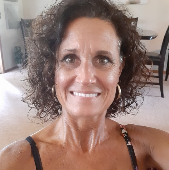 Profile Picture of Jodi Hansen-henning (@matsidemoms) on Poshmark