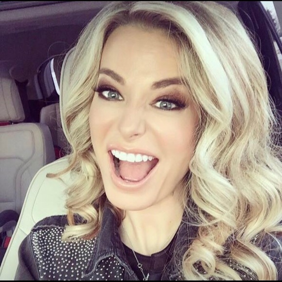 Profile Picture of Lindsay Gourneau (@lindsaygourneau) on Poshmark