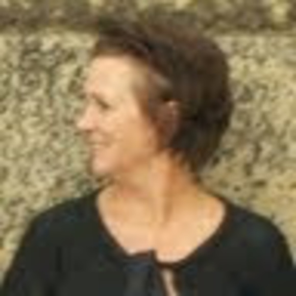 Profile Picture of Stephanie Mccue (@mccuesteph) on Poshmark