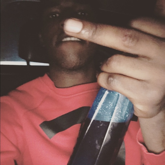 Profile Picture of Tez Tezz (@koetez) on Poshmark