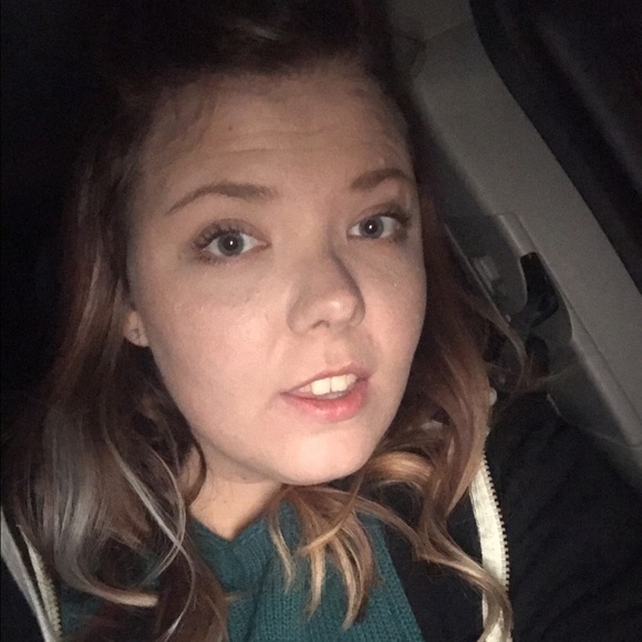 Profile Picture of Hailey Moore (@hdmoore1217) on Poshmark