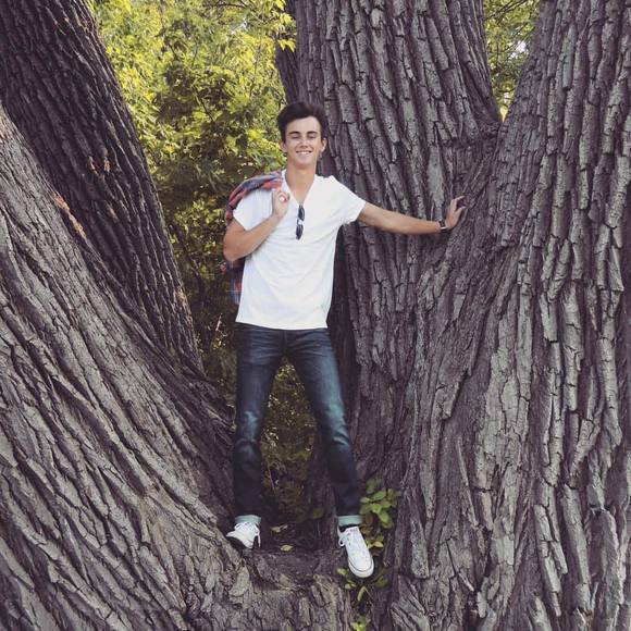 Profile Picture of Derek Heldman (@derekheldman) on Poshmark