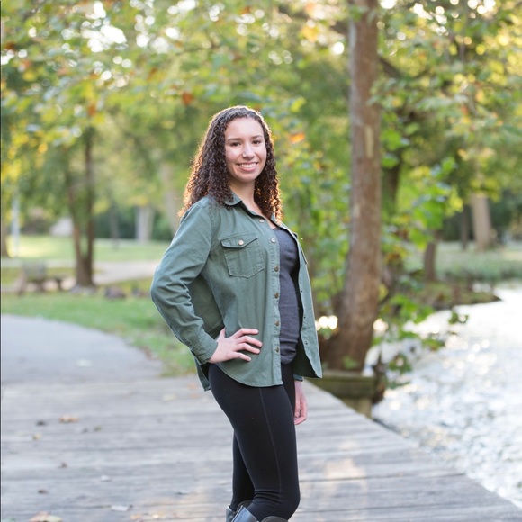 Profile Picture of Danielle Deryckere (@daniellemd10) on Poshmark