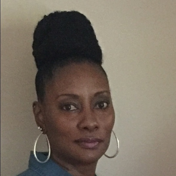 Profile Picture of Denise James (@niseyj17) on Poshmark