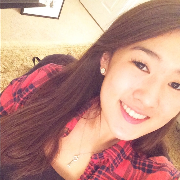 Profile Photo of Claire Chin (@cchin1119) on Poshmark