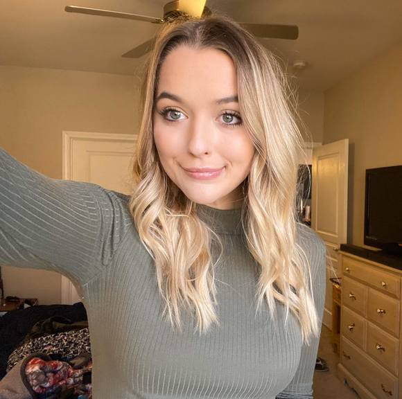 Profile Picture of Melissa Brocks (@melissabrocks) on Poshmark