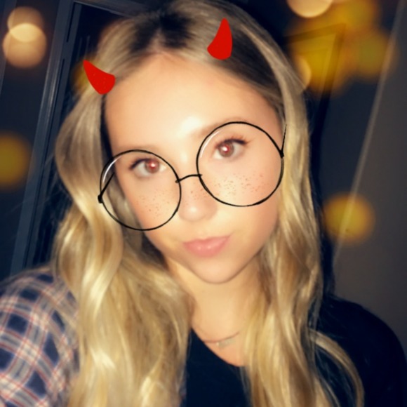 Profile Picture of Reilly Charles (@reicharles99) on Poshmark