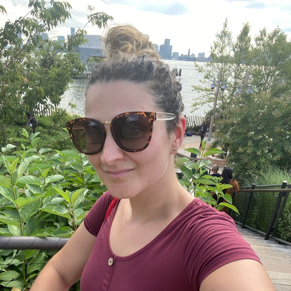 Profile Picture of Laura Buzovi (@laurab017) on Poshmark