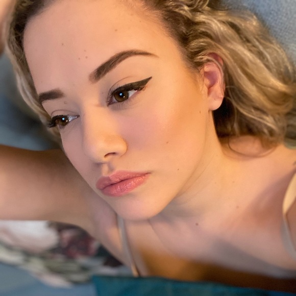 Profile Picture of Alex O’connor (@alexandria492) on Poshmark