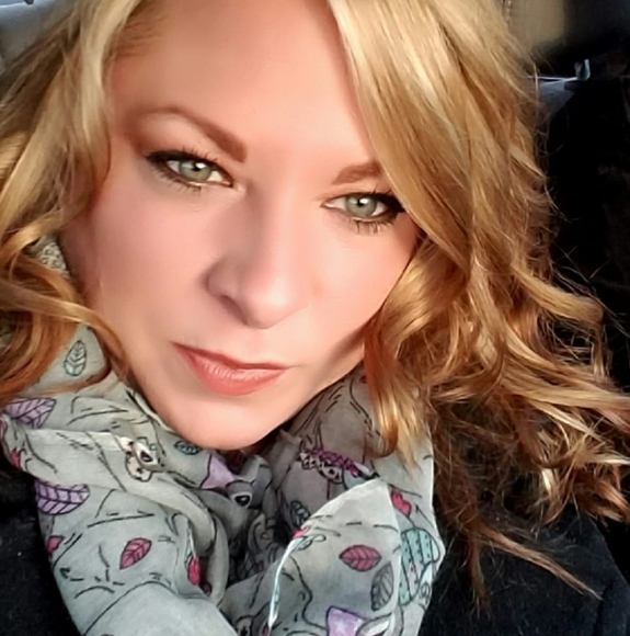 Profile Picture of Mandy Thompson knopp (@mandyknopp) on Poshmark