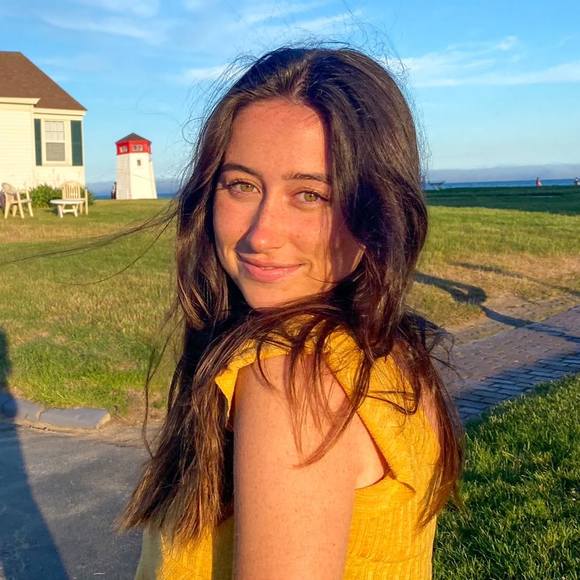 Profile Picture of Danielle Bischoff (@daniellejb1120) on Poshmark