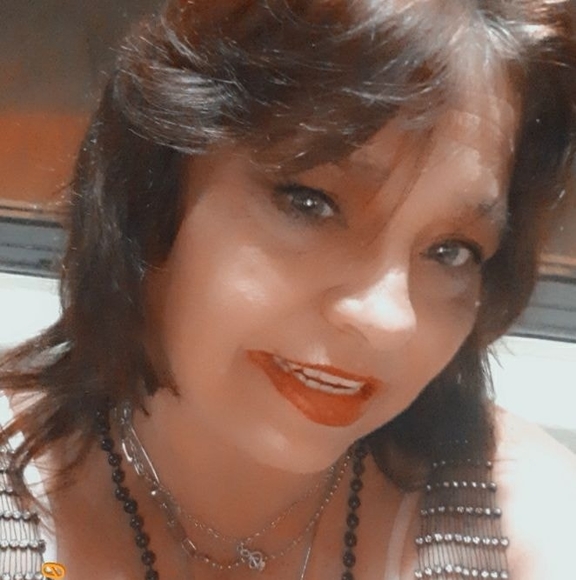 Profile Picture of Tina Settles (@pittwlipstick) on Poshmark
