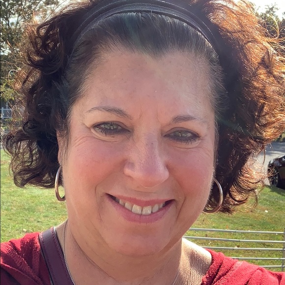 Profile Picture of Lisa Baio (@lisamarie830) on Poshmark