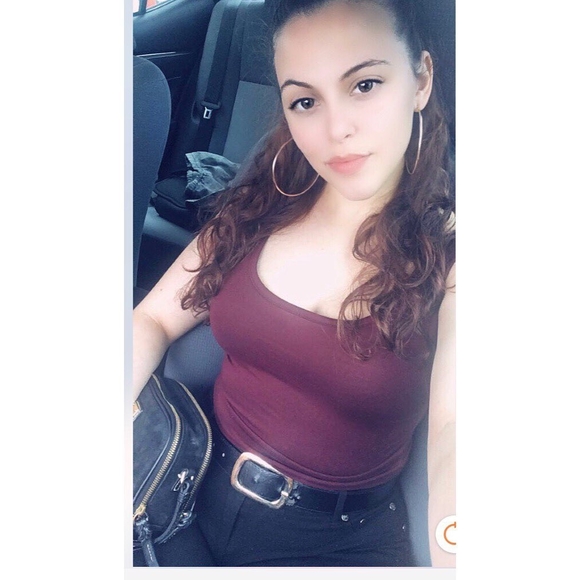 Profile Picture of Elizabeth Reid (@elizabethrei375) on Poshmark