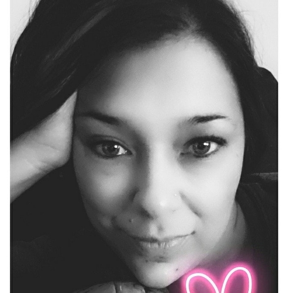 Profile Picture of Angela Schaefer (@angelajo1217) on Poshmark