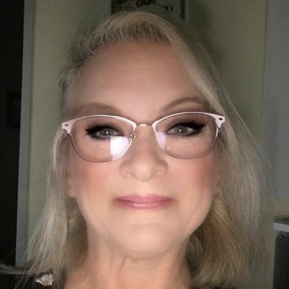 Profile Picture of Chrissy Lehew (@lehewchrissy1) on Poshmark