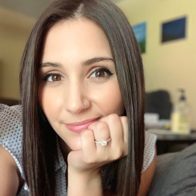 Profile Picture of Angie Ruiz (@AngLyle) on Twitter