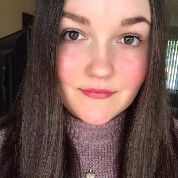 Alle Lenton - Poshmark Profile Picture of Alle Lenton (@allelenton) on Poshmark