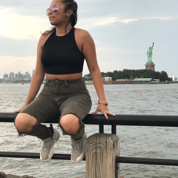 Profile Picture of Catherine Basantes (@basantescat) on Poshmark