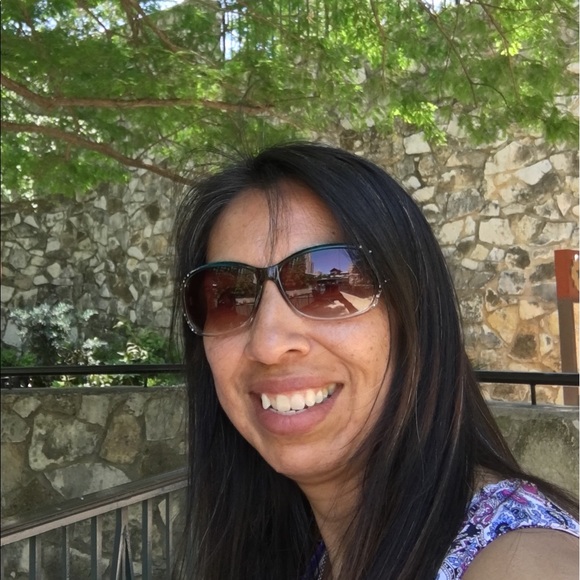 Profile Picture of Raquel Syma (@rnsyma72) on Poshmark