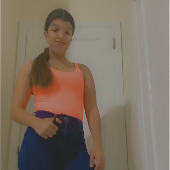 Emily Senti - Poshmark Profile Picture of Emily Senti (@emily_senti) on Poshmark