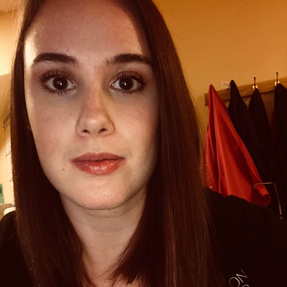 Profile Picture of Melanie Syhre (@melanie_syhre) on Poshmark