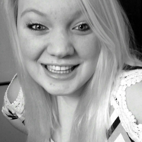 Profile Picture of Alyssa Argetsinger (@shopalotgirl123) on Poshmark