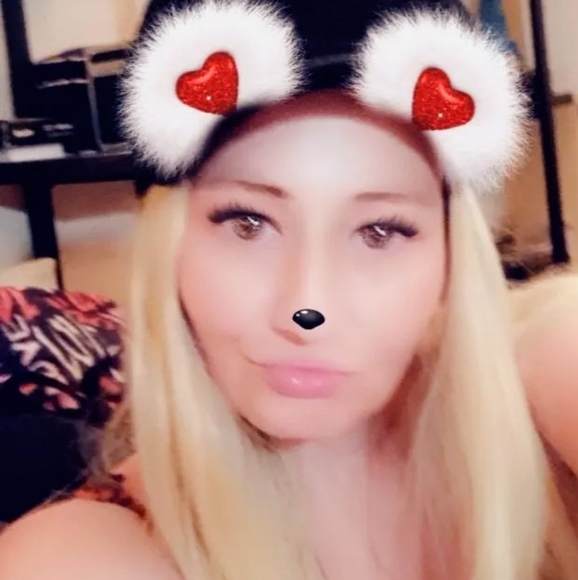 Profile Picture of Jennifer Oathout (@sexybutt2018) on Poshmark