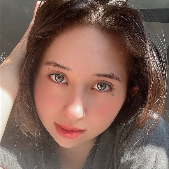 Profile Picture of Leondra Hutton (@leondrahutton05) on Poshmark