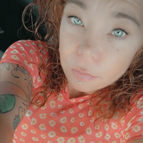 Profile Picture of Davida Kniss-ecklund (@vidalinn123) on Poshmark