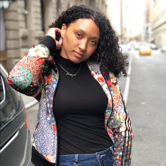 Profile Picture of Anaya M (@anayax3) on Poshmark