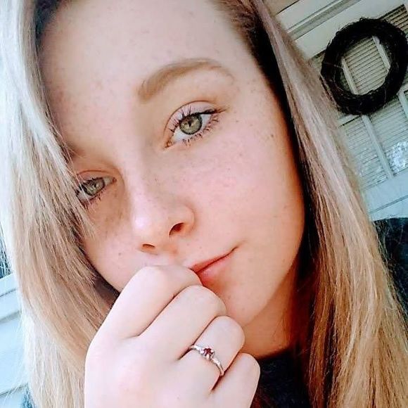 Profile Picture of Lacey Sizemore (@xsizela) on Poshmark