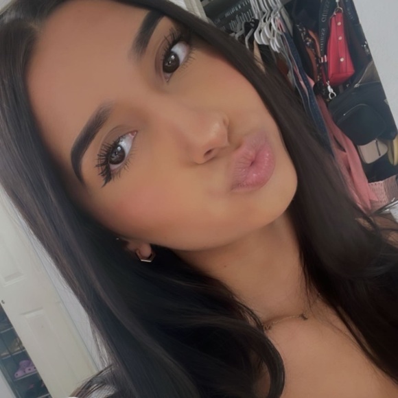 Profile Picture of Kim Perez (@luv_kimmm) on Poshmark