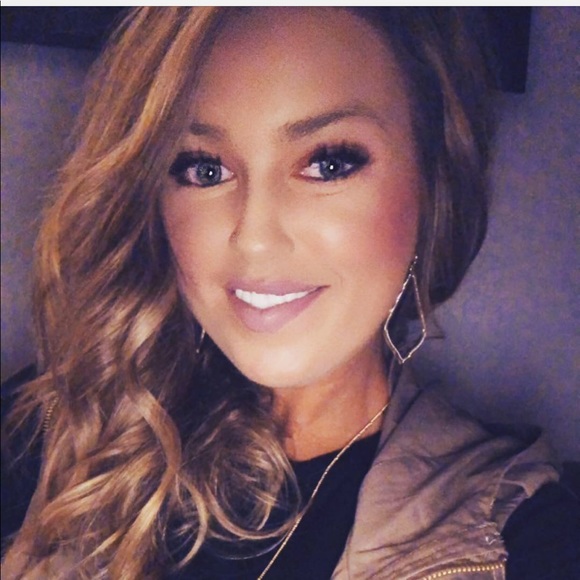 Profile Picture of Nicole Singleton (@tns2010) on Poshmark