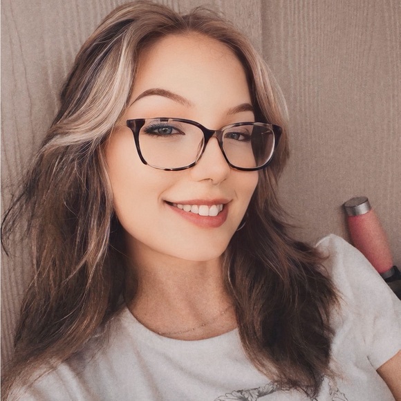 Profile Picture of Hannah Dimuro (@hannahtaylaaa) on Poshmark