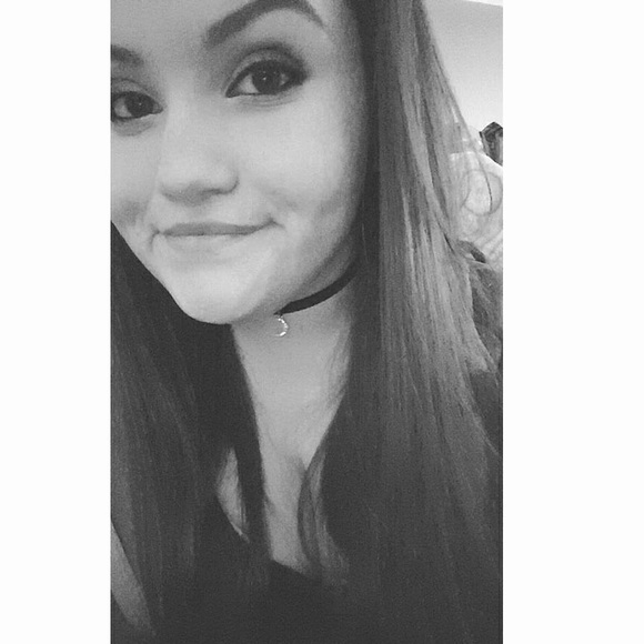 Profile Picture of Savanna Wright (@savmarieee) on Poshmark