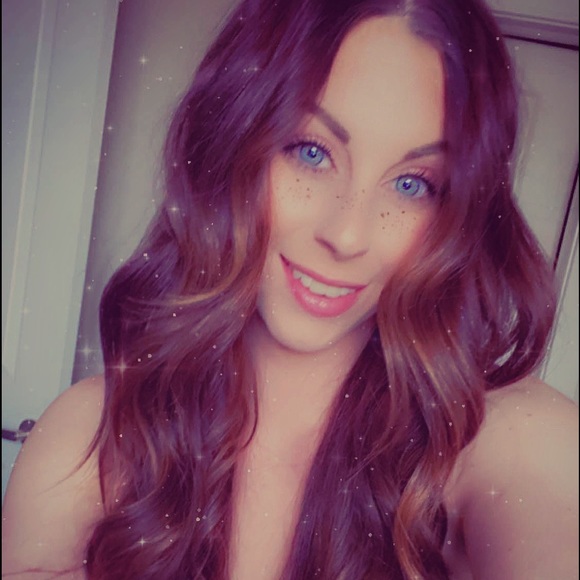 Profile Picture of Kari Hoiseth (@htkari) on Poshmark