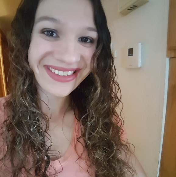 Profile Picture of Chenelle Buesing (@cbeautiful12) on Poshmark