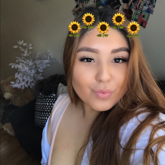 Profile Picture of Lizeth Robles (@lizethrobles) on Poshmark